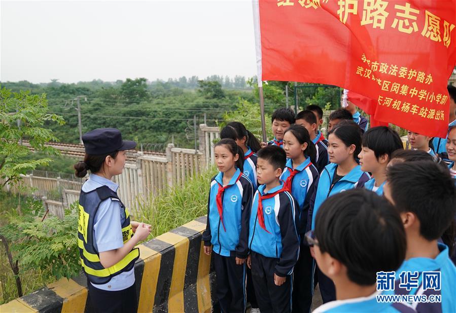 (社会)(2)孩子们的“红领巾护路志愿队”