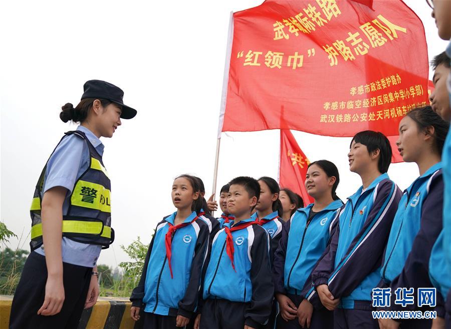 (社会)(3)孩子们的“红领巾护路志愿队”