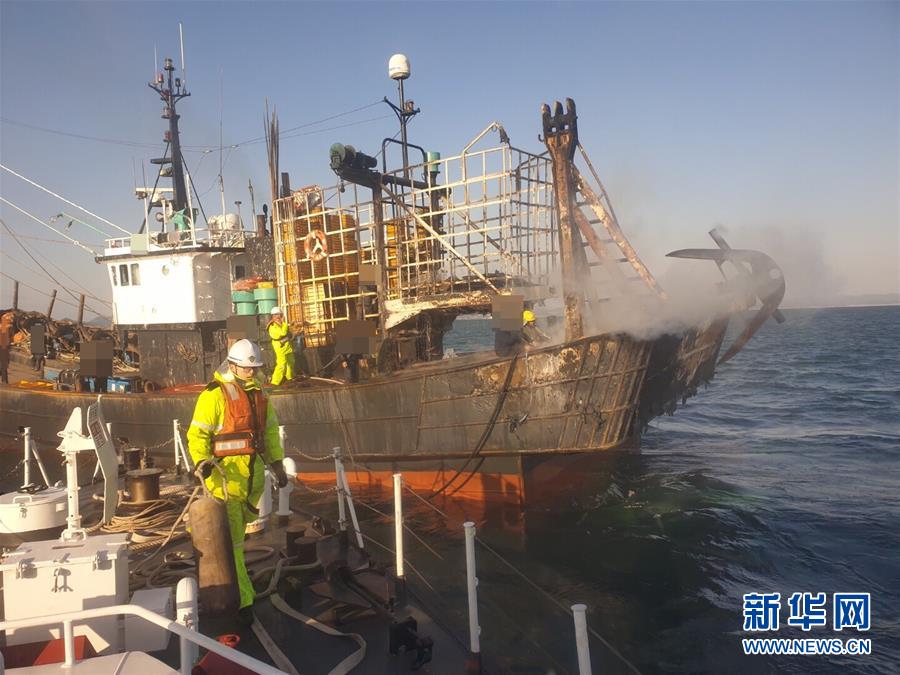 (国际)(1)韩国渔船起火酿死伤 一名中国公民失踪